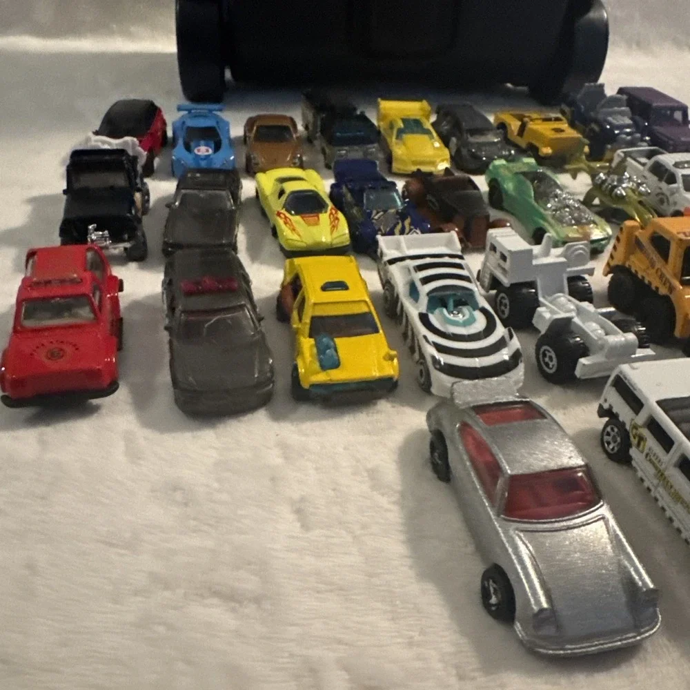 Big HOT WHEELS Lot Rolling 110 Car Carry Case With Mix Of 30 Vehicles